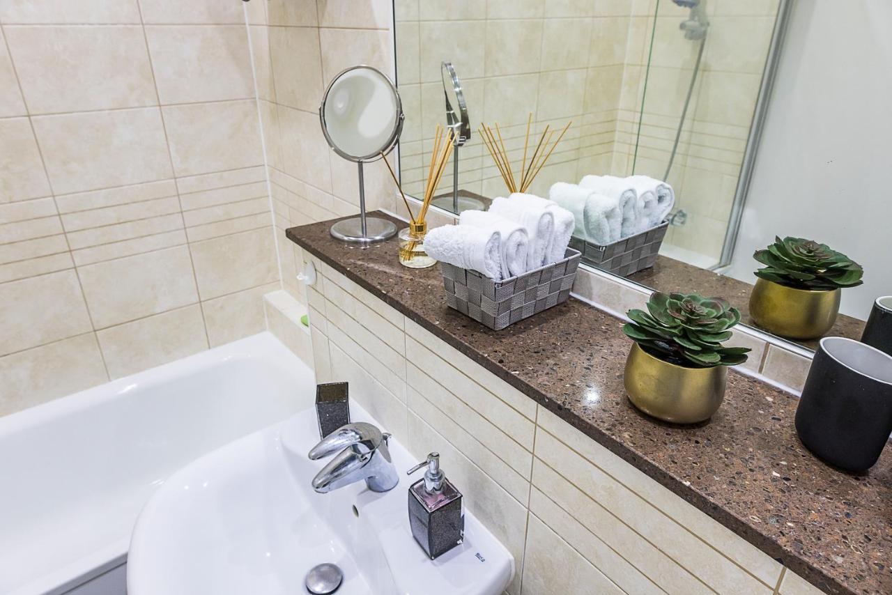 Bow Wharf Apartments London Bagian luar foto